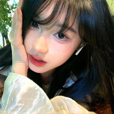 随盲柳入眠的女人